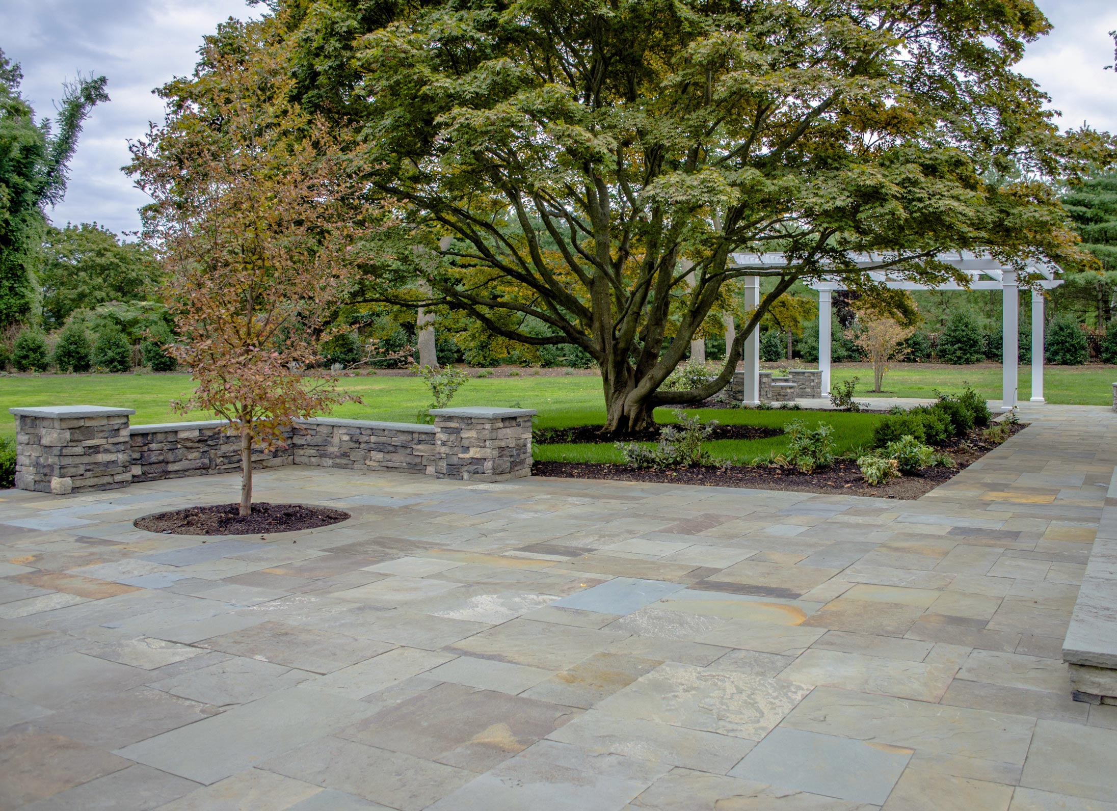 Bluestone patio design idea.